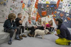 Gilbert Poosch mit einer Gruppe von Kindern im Kletterkurs.