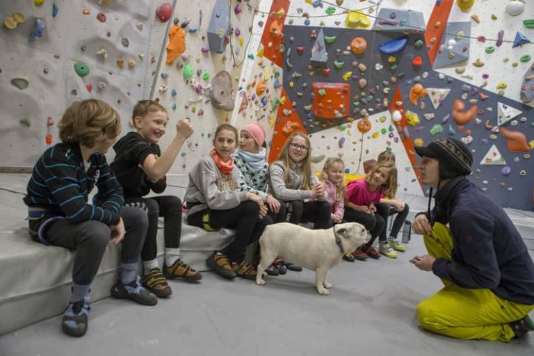 Gilbert Poosch mit einer Gruppe von Kindern im Kletterkurs.