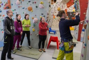 Gilbert Poosch erklärt der Gruppe im Kletterkurs die Techniken des fortgeschrittenen Kletterns.